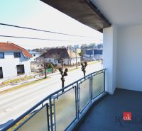 Der Balkon einer 2-Zimmer-Wohnung in der Letecká-Straße in Spišská Nová Ves mit Blick auf die Häuser.