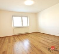Geräumiges Zimmer mit Holzboden in einer 2-Zimmer-Wohnung.