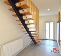 Treppe mit Holzboden, Eingang und Heizkörper in einer 2-Zimmer-Wohnung.