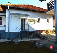 Der Hof des Einfamilienhauses in der Letecká-Straße in Spišská Nová Ves mit einer Betontreppe.