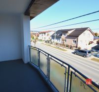 Der Balkon einer 2-Zimmer-Wohnung in der Letecká-Straße in Spišská Nová Ves mit Blick auf die Straße.