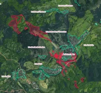 Luftaufnahme von landwirtschaftlichen und forstwirtschaftlichen Flächen in der Region Tvrdošín.