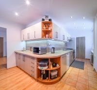 Küche in einer 2-Zimmer-Wohnung mit Holzboden und modernen Geräten.