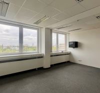 Büros mit großen Fenstern und Aussicht, einfache Einrichtung, neutrales Interieur.