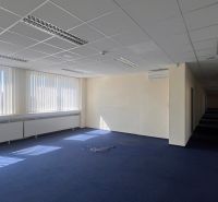 Büros mit blauem Teppichboden, großen Fenstern und abgehängter Decke in der Drieňová-Straße.