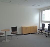 Büros mit Stühlen, Tisch und Schrank in der Košická in Bratislava - Ružinov.