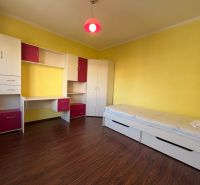 Kinderzimmer in einer 3-Zimmer-Wohnung mit gelben Wänden und Möbeln mit Stauraum.