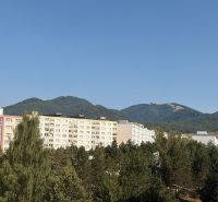 Blick auf die Wohnsiedlung und die Natur in Banská Bystrica in der Karpatská-Straße.