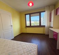 Gelbe Wände des Zimmers mit einem Holzboden in einer 3-Zimmer-Wohnung.