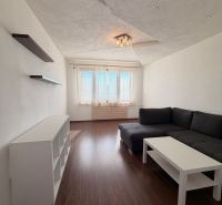 Wohnzimmer in einer 3-Zimmer-Wohnung mit Holzboden und Ecksofa.