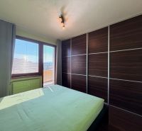 Schlafzimmer in einer 3-Zimmer-Wohnung mit Holzboden und großem Einbauschrank.
