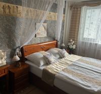 Schlafzimmer mit Doppelbett und orientalischen Dekorationen in einer 3-Zimmer-Wohnung.
