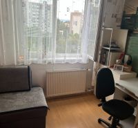 Arbeitsbereich in einer 3-Zimmer-Wohnung mit Holzboden und Schreibtisch.