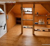 Dachbodenraum mit Holzeinrichtung und Regalen in einem Einfamilienhaus.