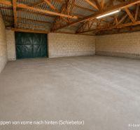 Geräumige Garage mit freiliegender Dachkonstruktion und Betonboden in einem Einfamilienhaus.