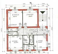 Grundriss eines Einfamilienhauses mit der Anordnung von Zimmern, Badezimmer, Küche und Flur.