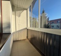 Loggia mit Verglasung und Blick auf die Umgebung in einer 4-Zimmer-Wohnung.