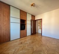 Ein Zimmer in einer 4-Zimmer-Wohnung mit Holzboden und Einbauschrank.