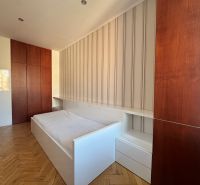 Schlafzimmer in einer 4-Zimmer-Wohnung mit Holzboden und Einbauschränken.
