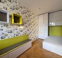Kinderzimmer mit grafischer Tapete, Einbauschränken und Holzboden in einer Vierzimmerwohnung.