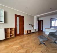 Wohnzimmer mit Sitzgarnitur und Holzboden in einer 4-Zimmer-Wohnung.