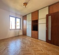 Ein Zimmer mit einem Einbauschrank und einem Boden in Holzoptik in einer 4-Zimmer-Wohnung.