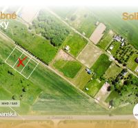 Grundstücke für Wohnzwecke in der Zlatobanská-Straße in Prešov, umgeben von Grünflächen und einer Privatstraße.