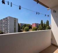 Der Balkon einer 2-Zimmer-Wohnung in der Škultétyho-Straße in Nitra mit Blick auf Plattenbauten.