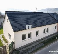 Das Einfamilienhaus in Bytča hat ein schräges Dach und weiße Fassaden.