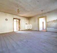 Geräumiges Zimmer mit Holzboden in einem Einfamilienhaus, geeignet für Renovierung.