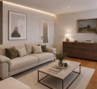 Wohnzimmer mit Sofa und Tisch in einer 2-Zimmer-Wohnung mit Holzdekorboden.