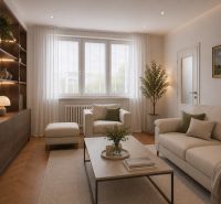 Wohnzimmer in einer Zweizimmerwohnung mit Holzboden, beigen Möbeln und Grünpflanzen.