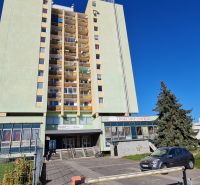 Fünfstöckiges Gebäude mit Balkonen in der Janského-Straße, Žiar nad Hronom.