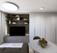 Wohnzimmer mit Fernseher und Einbauschränken in einer 3-Zimmer-Wohnung.