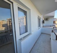 Der Balkon mit Geländer grenzt an eine 2-Zimmer-Wohnung in der Stadt Drač.