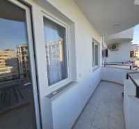 Balkon mit Aussicht auf die Umgebung von einer 2-Zimmer-Wohnung in Drač.