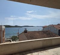 Blick von einer 3-Zimmer-Wohnung in Srima auf das Meer und den Strand unter dem gelben Haus.