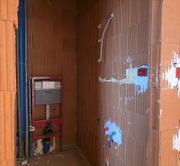 Badezimmerinstallation in einer 3-Zimmer-Wohnung, vorbereiteter Raum für WC.