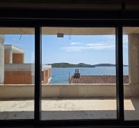 Blick aus einer 3-Zimmer-Wohnung in Srima auf das Meer durch ein großes französisches Fenster.