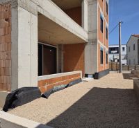 Bau einer 3-Zimmer-Wohnung in SRIMA, mit freiliegender Ziegelfassade und Kieshof.