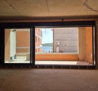 Meerblick durch ein großes Fenster in einer 3-Zimmer-Wohnung in der Stadt Srima.