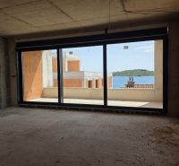 Unvollendetes Interieur einer 3-Zimmer-Wohnung mit Meerblick und Balkon.