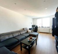 Wohnzimmer in einer 3-Zimmer-Wohnung mit Holzboden, Sofa und PC-Tisch.