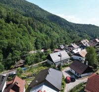 Ein Blick auf die malerischen Hütten in Špania Dolina in der Nähe von Banská Bystrica, umgeben von dichten Wäldern.