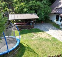 Der Hof des Hauses in der Straße Špania Dolina in Banská Bystrica mit einem Trampolin und einem Pavillon.