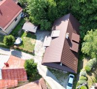 Luftaufnahme eines Ferienhauses in Špania Dolina, Banská Bystrica, umgeben von Grün.