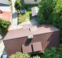 Luftaufnahme der Hütte in Špania Dolina in Banská Bystrica mit einem Trampolin im Garten.