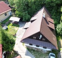 Hütte in Špania Dolina in Banská Bystrica mit Hof und umliegendem Grün.