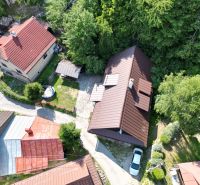 Luftaufnahme einer Hütte in Špania Dolina bei Banská Bystrica, umgeben von Grün und Häusern.
