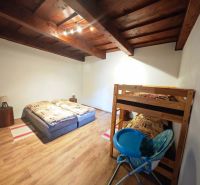 Zimmer in einer Hütte mit Holzboden und Etagenbett.
